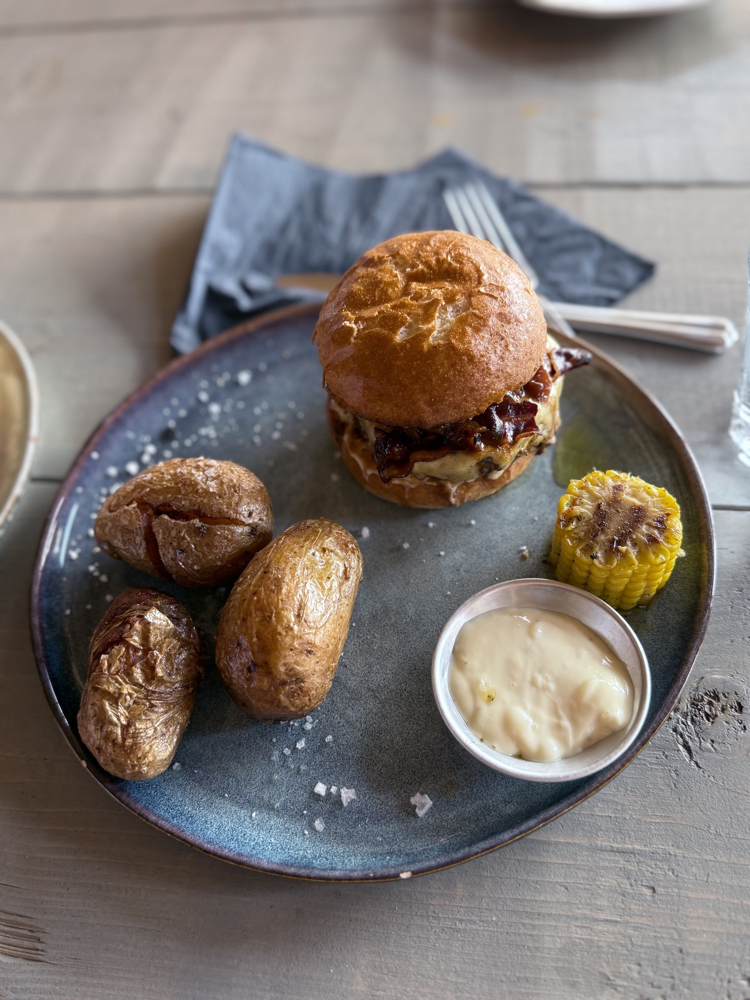 Resturang / kafé Mobolet (Mobolets gård)